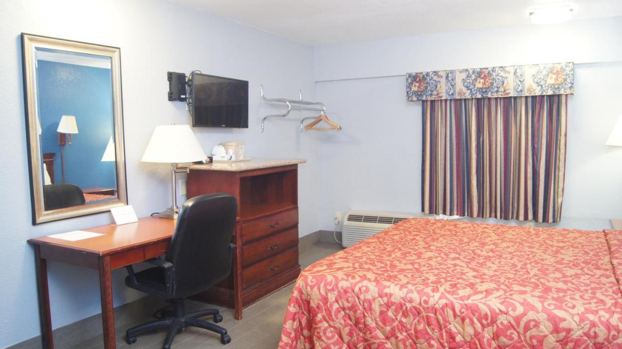 Holiday Lodge & Suites แมคอเลสเตอร์ ภายนอก รูปภาพ