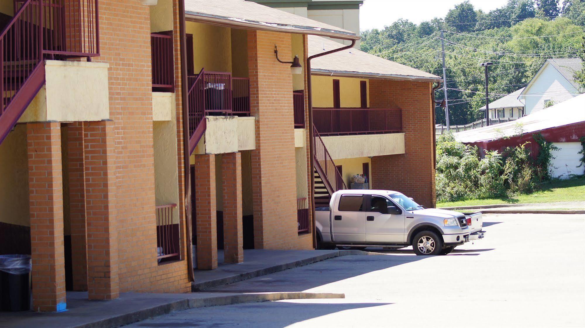 Holiday Lodge & Suites แมคอเลสเตอร์ ภายนอก รูปภาพ